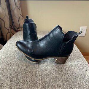 Women's Size 7 1/2 Black Leather Boots with faux wood heel.